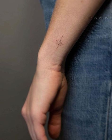 44 top idées de tatouages étoiles + leurs significations 34 North Star Wrist Tattoos For Women, Tiny Outer Wrist Tattoo, Tiny Stars Tattoo Wrist, Minimalistic Wrist Tattoo, Scandinavia Tattoos, Micro Star Tattoo, Stars On Wrist Tattoo, Tiny Tattoo Wrist, Sparkle Wrist Tattoo