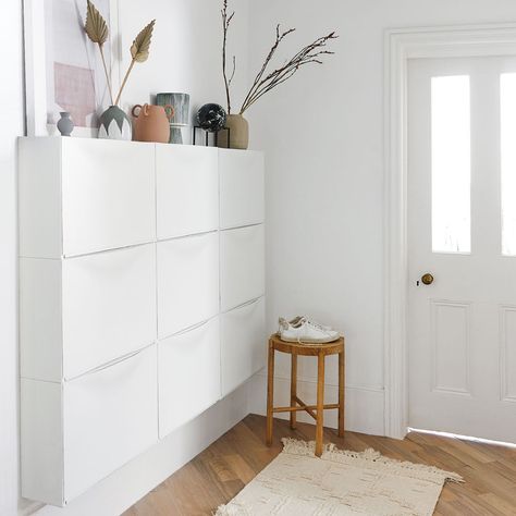 Trones Ikea, Ikea Trones, Organising Ideas, Hallway Shoe Storage, Hallway Colours, Ikea Hallway, Narrow Hallway Ideas, Small Hallway Ideas, Entrance Ways