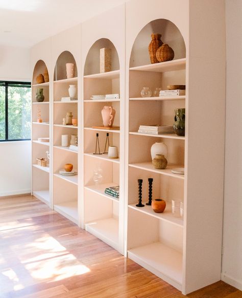 Tuto Déco : L’étagère murale arche en bois | My Blog Deco Ikea Arched Shelf Hack, Round Bookshelf Wall, Wall To Wall Library, Arch Wall Shelves, Wall Library Shelves, Office Wall Shelving, Arch Shelving, In Wall Shelf, Arch Shelves