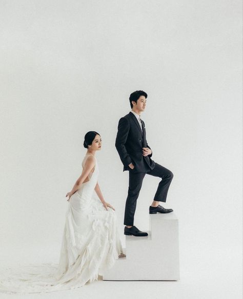 Simple Prewedding Photoshoot, Prewedding Minimal, Indoor Prewedding Concept, Prewed Casual, Prewed Indoor, Prewed Studio, Prewedding Studio, Wedding Korea, Pre Wedding Photoshoot Props