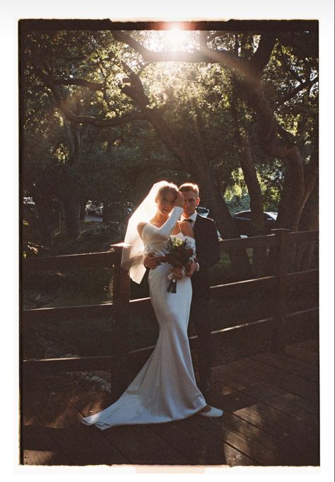 Wedding Pictures Elopement, Family Portrait Wedding Photos, Wedding Day Photo Ideas Couple, Gloomy Wedding Aesthetic, Wedding Ceremony Photos Outdoor, Wedding Photo Inspiration Fun, Vintage Looking Wedding Photos, Wedding Photography Garden, Wedding On Film Aesthetic