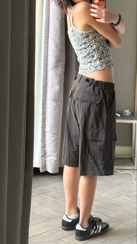 Woman Jorts Outfit, Cargo Shorts Outfits Women Aesthetic, Baggy Shorts Summer Outfit, Oversized Cargo Shorts Outfit, Jorts Summer Outfits Women, Gray Jorts Outfit, Gorpcore Fashion Women Summer, Long Cargo Shorts Outfit, Baggy Cargo Shorts Outfit