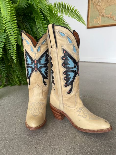 Painted Cowboy Boots, Bohemian Vintage Dress, Coquette Cowgirl, Cute Cowgirl Boots, Boots Diy, Custom Cowboy Boots, Concert Outfit Summer, Coastal Cowgirl, Cute Boots