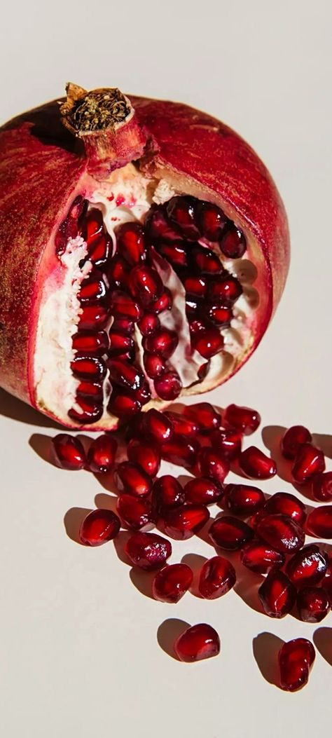 Pomegranate Photography Ideas, Pomegranate Seeds Drawing, Pomegranate Food Photography, Persephone Pomegranate Aesthetic, Pomegranate Aesthetic Wallpaper, Pomegranate Aesthetic Dark, Pomegranate Background, Pomegranate Photo, Pomegranate Photography