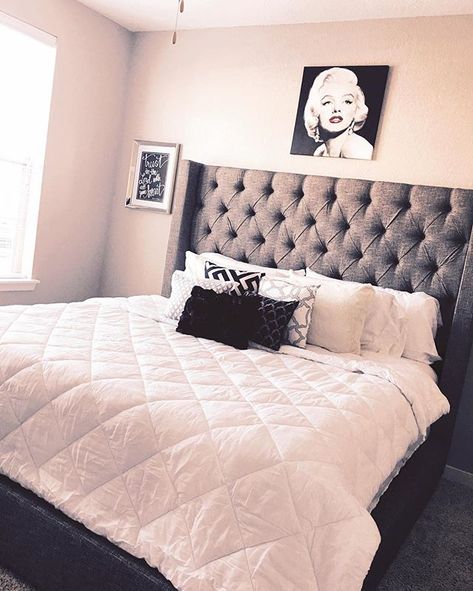 Marilyn Monroe Bedroom Ideas, Marilyn Monroe Bedroom, Marilyn Monroe Room, Bedroom Ideas Decor, Glam Bedroom Decor, Inspired Bedroom, Glam Bedroom, Apartment Organization, Cute Room Ideas