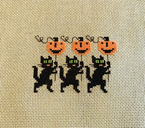 Classic Cross Stitch Patterns, Halloween Cross Stitch Borders, Vintage Halloween Cross Stitch Patterns, Tiny Halloween Cross Stitch, Small Halloween Cross Stitch Patterns, Cross Stitch Border Pattern Free, Cross Stitch Patterns Halloween, Prairie Schooler Cross Stitch, Cross Stitch Halloween