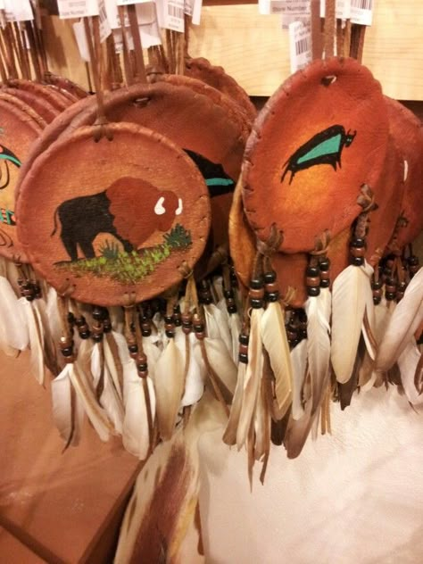 Native indian charm/ decor Native Room Ideas, Native American Decorations, Native American Crafts For Adults, Native American Ornaments, Indigenous Decor, Southwestern Christmas Ornaments, Western Christmas Decorations, Native American Art Projects, Native Decor