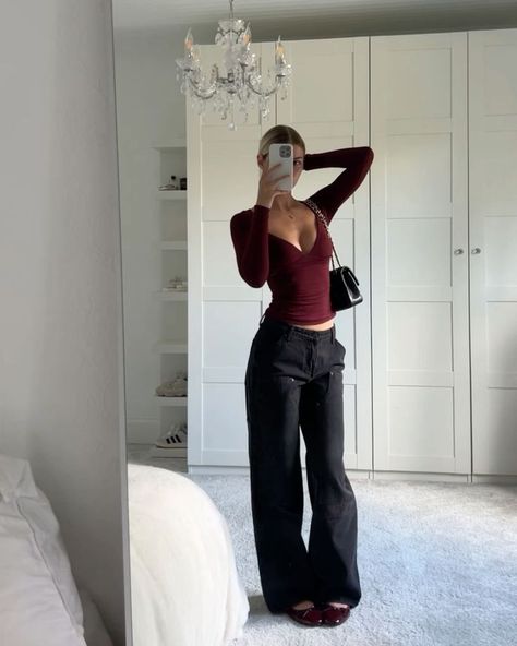 Winter Hot Outfits Women, Summer Outfits Elegant Classy Chic, Outfit Inspo Jeans Casual, Grabbing Coffee Outfit, Fitted Long Sleeve Outfit, Collage Outfits Winter, Long Sleeve Fall Outfits, Going Out Long Sleeve Tops, Uni Inspo Outfit