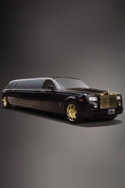 Rolls Royce limo....um yes!!! <3 #rollsroyce Rolls Royce Limo, Rolls Royce Limousine, Limousine Car, Luxury Cars Rolls Royce, Aesthetic Cool, Pimped Out Cars, Car Aesthetic, Car Service, Super Luxury Cars