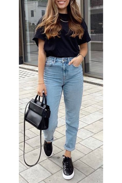 Jeans Black Tee Outfit, Jeans With Tshirt Women, Style Plain Black Tshirt, Mom Jeans And Tshirt Outfits, Tshirt And Jeans Work Outfit, Light Wash Jeans Work Outfit, Black T Shirt Work Outfit, T Shirt And Jeans Outfit Black Women, Jean And Polo Outfit Women