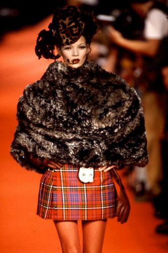 Vivienne Westwood- Best Vivienne Westwood Looks Vivienne Westwood Punk, Vivienne Westwood Fashion, Carmen Dell'orefice, Nadja Auermann, 90s Runway Fashion, Runway Fashion Couture, Vivienne Westwood Anglomania, John Galliano, Kate Moss