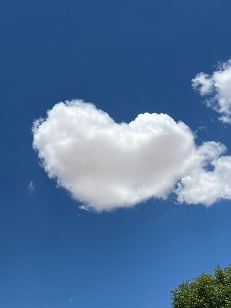 Heart Clouds Wallpaper, Cloud Shapes Aesthetic, Cloud Profile Picture, Cloud Pfp, Heart Shaped Clouds, Photography Surrealism, Altered Pottery, Cloud Heart, Heart Cloud