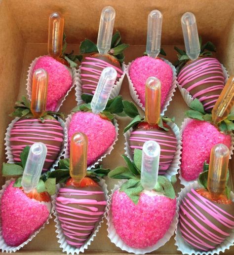 Alcohol infused strawberries!!! Yum!! Alcohol Infused Fruit, Infused Strawberries, Fruit Kabob, Infused Cupcakes, Blackberry Syrup, Boozy Desserts, Pipettes, Strawberry Dip, Snacks Für Party