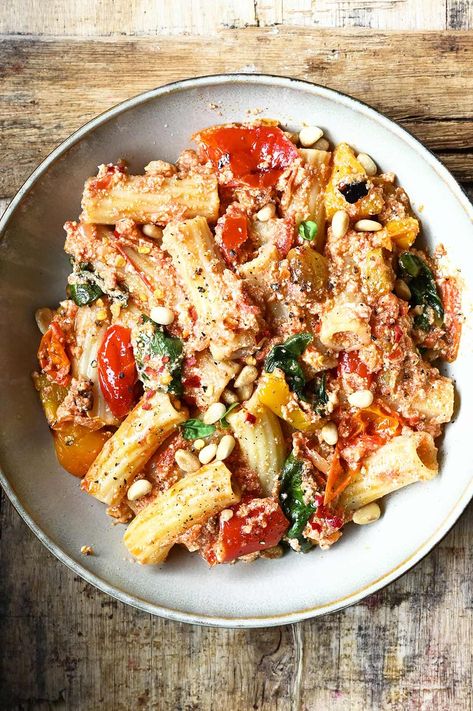 Spicy Roasted Pepper Rigatoni with Ricotta Roasted Veggie Pasta With Ricotta, Roasted Tomato Pasta, Pan Dishes, Rigatoni Recipes, Red Pepper Pasta, Vegetarian Italian, Pepper Pasta, Tomato Pasta Sauce, Ricotta Pasta