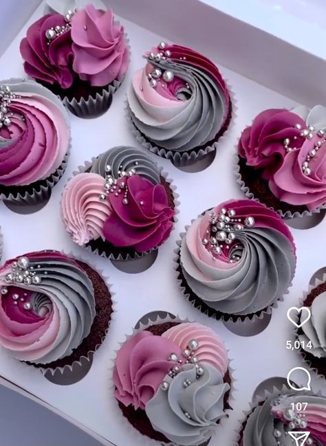 Pink And Grey Cupcakes, Floral Cupcake Ideas, Professional Cupcakes, Cupcake Icing Designs, Birthday Cupcakes For Women, Valentines Cakes And Cupcakes, Eid Cupcakes, Icing Designs, Elegant Cupcakes