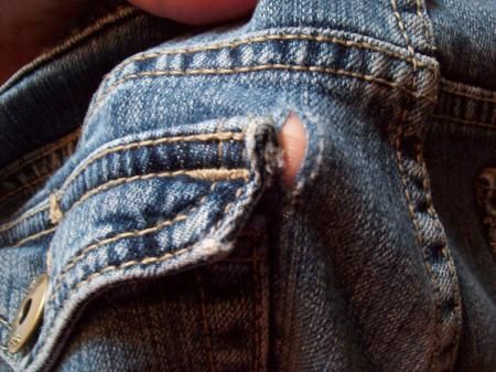 How to fix a denim pocket hole (Always get those on the back pockets of jeans that are just starting to wear good!) Repair Jeans, Sewing Jeans, Torn Jeans, Sewing 101, Sewing Alterations, Repair Clothes, Jean Pockets, Sewing Lessons, Sewing Basics