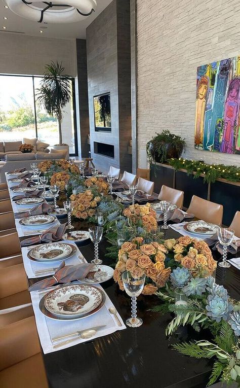 The Thanksgiving Tablescape from Inside the 2020 Kardashian-Jenner Family Thanksgiving on E! Online Kardashian Home, Jenner House, Palm Spring, Thanksgiving Table Settings, Family Thanksgiving, Minimalist Interior Design, Home Building Design, Kardashian Jenner, Thanksgiving Table