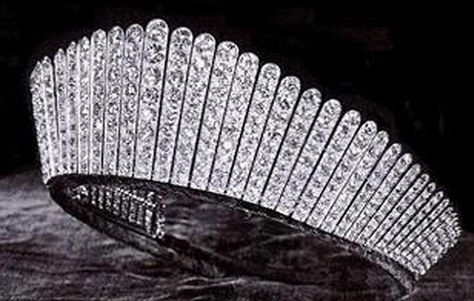 Queen Alexandra's Russian Kokoshnik Tiara is one of the largest options for Kate to choose from Kokoshnik Tiara, Queen Alexandra, Reine Elizabeth Ii, Royal Crowns, Royal Tiaras, Silver Wedding Anniversary, Elisabeth Ii, Princess Alexandra, Gala Dinner