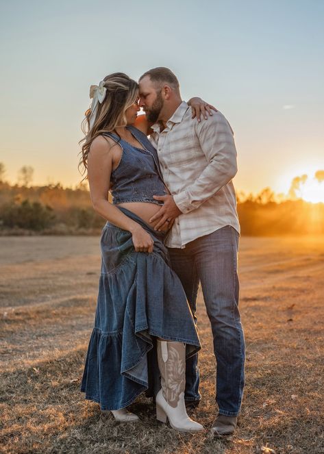 Western Maternity Photos — Ashley Beary Western Outfits Pregnant Women, Boho Pregnancy Outfits, Western Maternity Outfits, Country Maternity Photography, Hartsville South Carolina, Country Maternity Photos, Country Maternity, Maternity Picture Outfits, Family Maternity Pictures