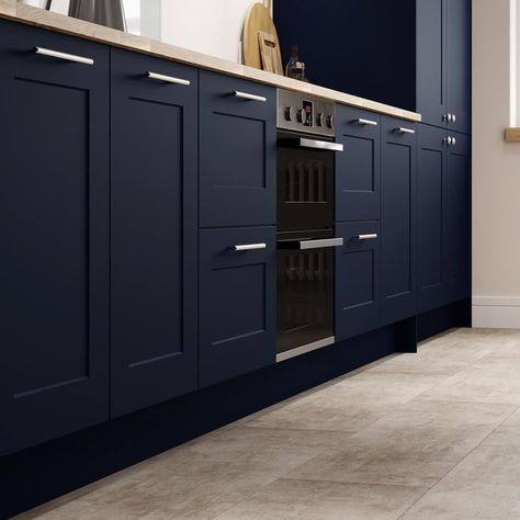 Howdens Chelford, Kitchen Shaker Style, Bungalow Conversion, Shaker Kitchen Design, Kitchen Shaker, Utility Room Designs, Kitchen Diner Extension, Navy Blue Kitchen, Navy Kitchen