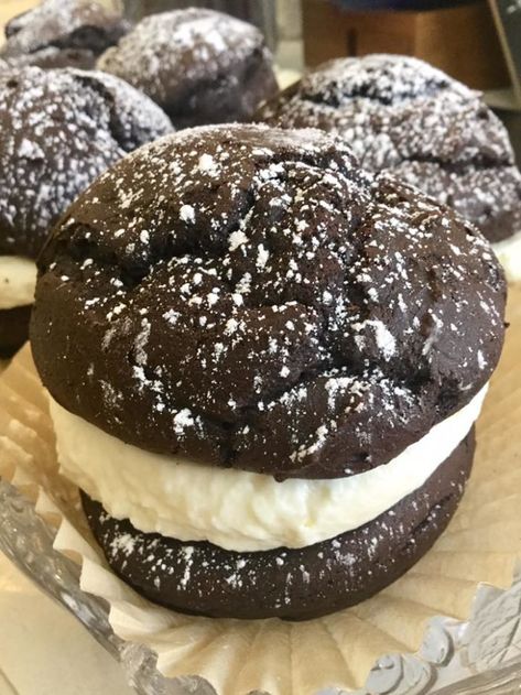 Mint Whoopie Pies, Whoopie Pie Cake, Gob Icing Recipe, Maine Whoopie Pie Recipe, Maine Whoopie Pies, Whoopee Pie, Whoopie Pie Filling, Red Velvet Whoopie Pies, Pot Roast Crock Pot Recipes