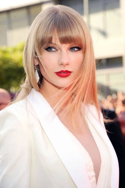 Bangs are in! A grown-up looking Taylor Swift with crimson lips #redlipstick Style Taylor Swift, Estilo Taylor Swift, Taylor Swift Red, Live Taylor, Taylor Swift Pictures, Red Lipstick, Taylor Swift Style, Taylor Alison Swift, Trendy Hairstyles