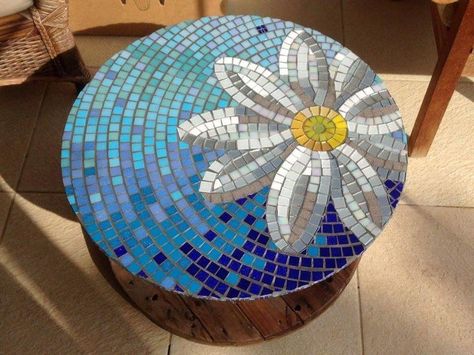 Mosaic Garden Ideas, Mosaicos Ideas, Abstract Mosaic Art, Mosaic Coffee Table, Painting Glass Jars, Mosaic Art Projects, Glass Mosaic Art, Mosaic Flowers, Stones Diy