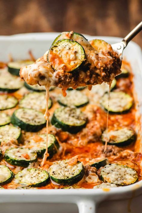 Zucchini Casserole with Hamburger - Ground Beef Recipes Casserole With Hamburger, Childhood Recipes, Baked Spaghetti Casserole, Beef Sauce, Zucchini Tomato, Fresh Zucchini, Zucchini Casserole, Slow Cooker Pasta, Hamburger Casserole