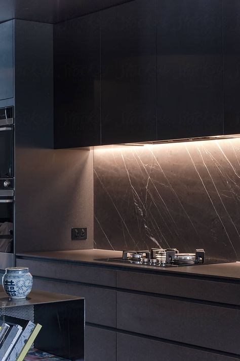 Contemporary dark styled kitchen with black marble splashback by Rowena Naylor - Stocksy United Kitchen With Black Marble, Black Marble Kitchen, Marble Splashback, Black Splashback, Grey Splashback, Black Kitchen Countertops, Styled Kitchen, Black Modern Kitchen, Marble Countertops Kitchen