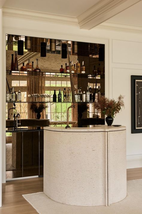 Saffron Case Homes Interior Designs East Hamptons House - Vogue Australia Home Bar Interior Design, 2024 Kitchens, Long Island House, East Hampton Houses, Vogue Home, Coin Bar, Joinery Details, Homes Interior, Home Bar Designs