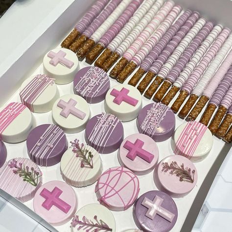 First Communion Treats, Quince Chocolate Covered Oreos, Chocolate Covered Pretzels For Mother’s Day, 1st Communion Cookies Girl, Communion Wafers, Pastel Chocolate Covered Oreos, Chocolate Covered Desserts, Cake Pop Decorating, Dipped Oreos