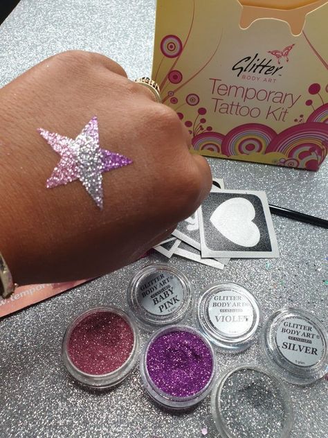 Diy Glitter Tattoos Stencil, Glitter Tattoo Summer, Gliter Bar Stand, Glitter Bar Party, Glitter Bar Ideas, Glitter No Rosto, Glitter Station, Glitter Body Art, Tattoo Stencil Designs