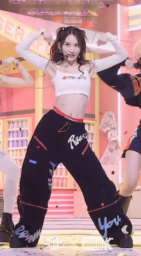 Sakura Le Sserafim, Preformance Outfits, Concert Fashion, New Jeans Style, Concept Clothing, Paris Outfits, Fashion Project, Kpop Fashion Outfits, Kpop Outfits