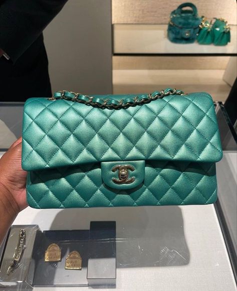 Green Chanel Bag, Fashion Trends Aesthetic, Green Chanel, Trends Aesthetic, Aesthetic Bag, Girly Bags, Aesthetic Ideas, Fancy Bags, Luxury Purses