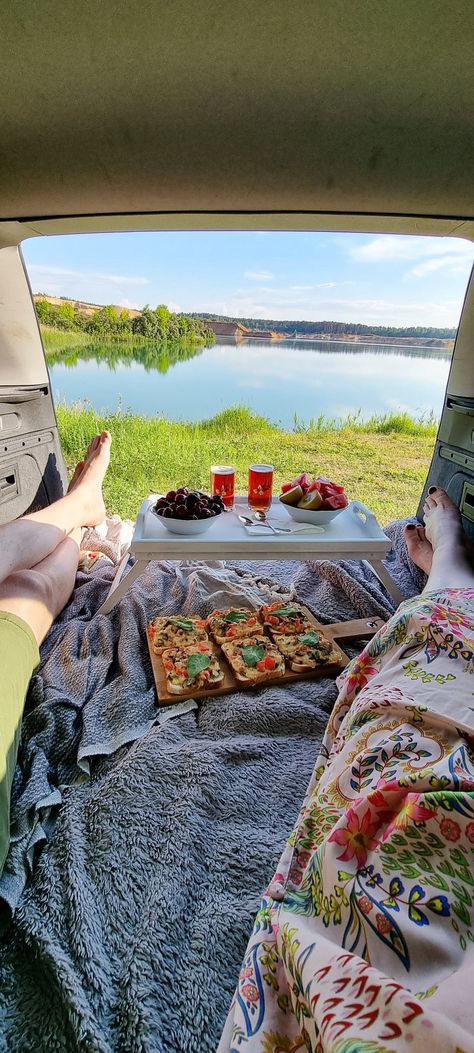 Backseat Car Picnic, Picnic In Back Of Truck, Camping Picnic Ideas, Car Trunk Date Night Beach, Picnic In Car Ideas, Back Of Truck Picnic, Car Trunk Picnic, Car Picnic Ideas, Trunk Picnic Date