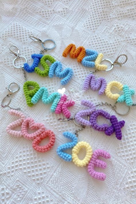 crochet letters Crochet Bubble Letters, Crochet Name Tag, Crochet Alphabet Letters Pattern Free, Crocheted Letters, Crocheting A Blanket, Crochet Alphabet Letters, Key Chains Diy, Crochet Letters Pattern, Crochet Flower Squares