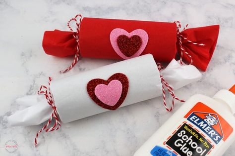 Toilet Roll Diy, Kids Valentines Day Treats, Toilet Paper Origami, Toilet Paper Roll Diy, Toilet Paper Roll Wall Art, Roll Craft, Easy Valentine Crafts, Valentines Games, Toilet Paper Crafts