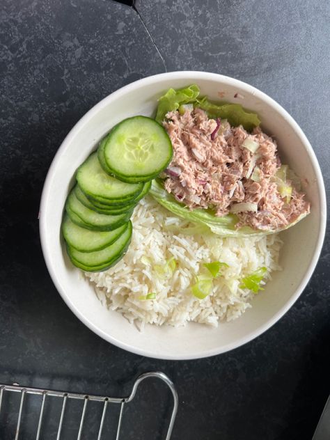 Tuna Rice Salad Recipes, Tuna Cucumber Salad, Rice And Tuna, Tuna And Rice, Salad Recipes Healthy Easy, Healthy Lunch Snacks, Healthy Food Menu, Healthy Food Inspiration, Leftover Rice