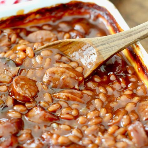 These Easy Sausage Baked Beans are made with canned baked beans, diced onion, chili sauce, cooked and sliced sausages, mustard and liquid smoke. Delicious, homemade flavor! Canned Baked Beans, Bbq Baked Beans, Cooks Country Recipes, Homemade Baked Beans, Baked Bean Recipes, Sausage Bake, Chicken And Biscuits, Country Cook, Salad Pasta