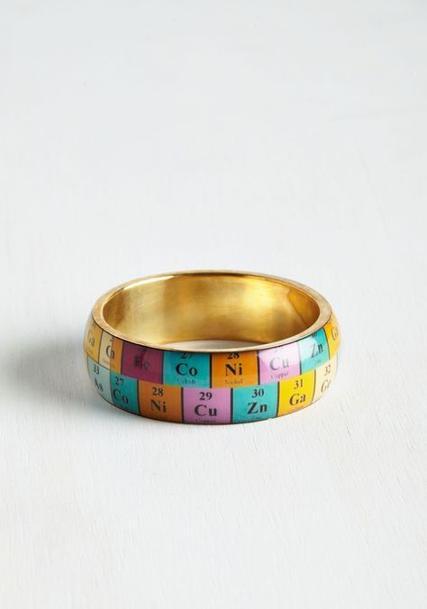 Periodic Table Jewelry, Science Clothes, Quirky Accessories, Indie Clothes, Skateboard Girl, Bijoux Diy, Vintage Bracelets, Vintage Style Outfits, Accessories For Women