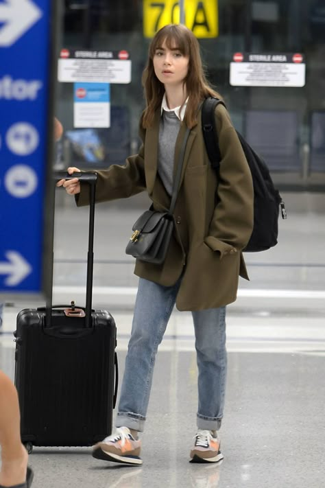 Lily Collins Casual, British Style Women Outfits, Petite Style Outfits, Kaia Gerber Style, Lily Collins Style, Lily Jane Collins, Celeb Street Style, Camila Morrone, Winter Fashion Outfits Casual