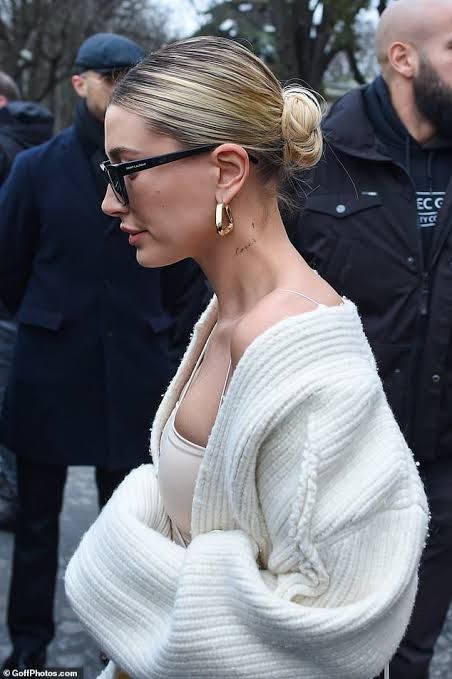 Hailey Bieber Looks, White Turtle Neck Top, Hailey Baldwin Street Style, Hailey Baldwin Style, Sleek Bun, Sleek Hairstyles, Hailey Baldwin, Homecoming Hairstyles, Hailey Bieber