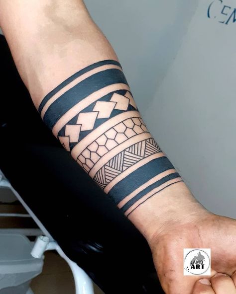 Large Tribal Bracelet Tattoo Design Arm Cuff Tattoo, Bracelet Tattoo For Man, Stammestattoo Designs, Tato Maori, Wrist Band Tattoo, Band Tattoos For Men, Wrist Bracelet Tattoo, Tattoo Band, Cuff Tattoo