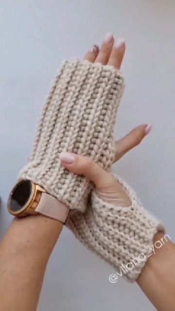 Glove Pattern, Crochet Gloves Pattern, Beginner Crochet Tutorial, Gloves Pattern, Crochet Business, Crochet Fingerless Gloves, Crochet Mittens, Crochet Stitches Video, Haken Baby