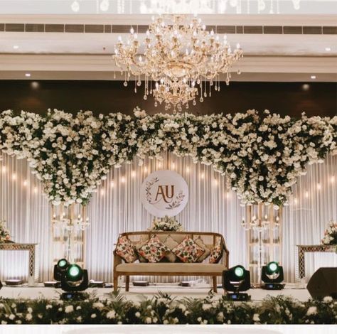 Simple Decor For Engagement, Engagement Venue Decorations, Engagement Themes Decor, Engagement Decorations Indian, Vidhi Mandap, Engagement Stage, Stage Backdrops, White Floral Decor, Engagement Stage Decoration