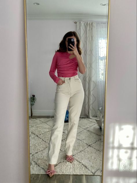 White Jeans Pink Top Outfit, White Pants Outfit Dressy, White Jeans Outfit Dressy, Dressy Tops With Jeans, Night Spring Outfit, 2023 Date Night Outfit, Going Out Outfits Dinner, Cream Jeans Outfit, Pants Outfit Dressy