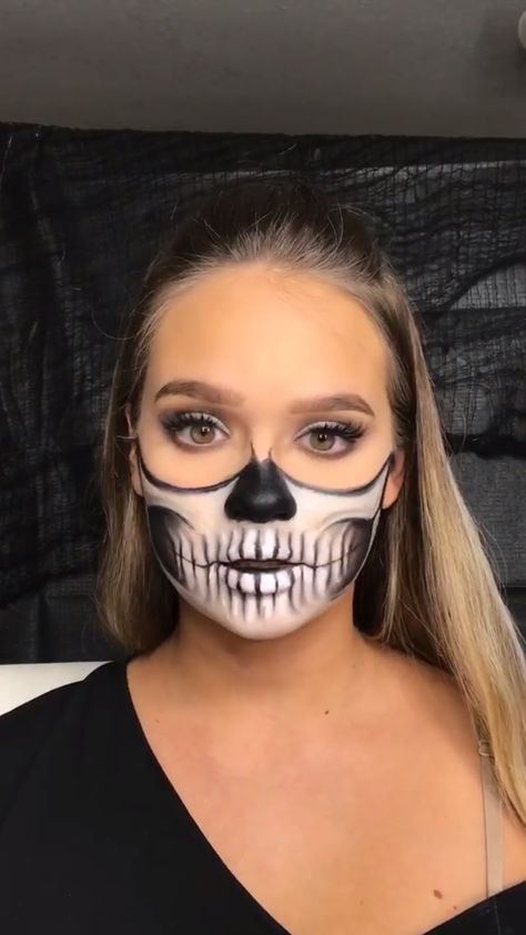 Skeleton Mask Makeup, Girl Skeleton Makeup, Skeleton Makeup Half Face, Simple Skull Makeup, Skeleton Makeup Easy, Skeleton Makeup Kids, Half Face Halloween Makeup, Half Skeleton Makeup, Skeleton Makeup Ideas