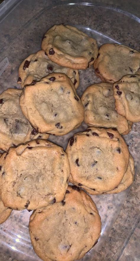 Half Baked Cookies, Junk Food Snacks Recipes, Junk Food Cravings Dessert, Unhealthy Food Snacks, Snacks Unhealthy, Yummy Food Pictures, Junk Food Snacks Aesthetic, Chocolate Chips Cookies, Food Cookies