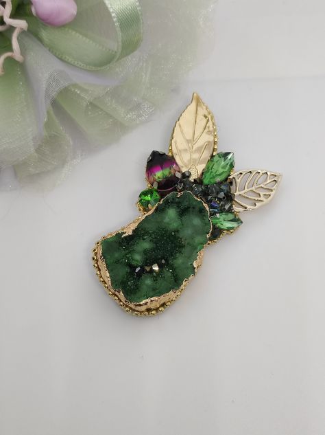 Green Brooch, Brooch Handmade, Precious Jewels, Crystal Brooch, Creative Jewelry, Raw Stone, Floral Motif, Shades Of Green, Hand Stitching