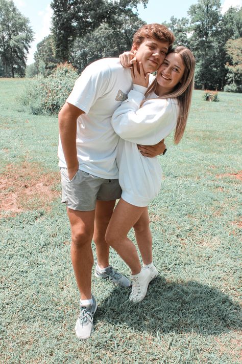 Cute Friend Poses, Prom Picture Poses, Teenage Couples, Boyfriend Instagram, Cutest Couples, Csi Miami, Summer Poses, Summer Picture Poses, With Boyfriend